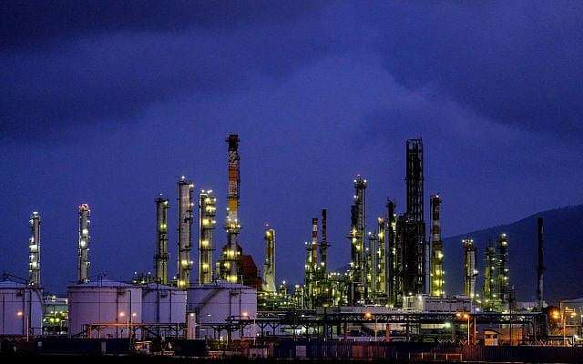Khung cảnh tại cơ sở lọc dầu Haifa của Israel. Ảnh: Flash90.