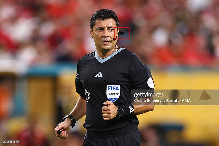Trọng tài chính Alireza Faghani với camera gắn ở mang tai