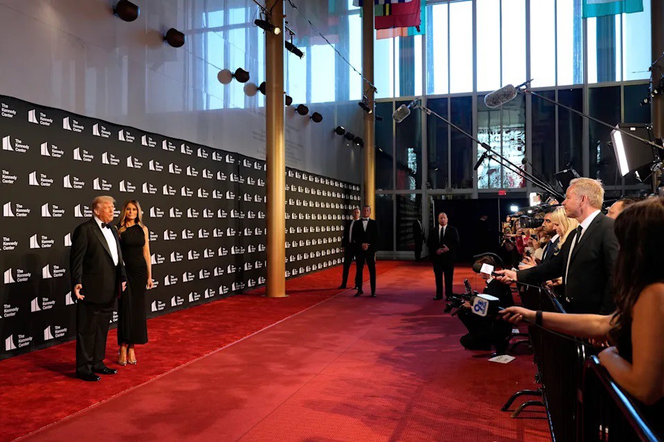 Tổng thống Trump và đệ nhất phu nhân Melania Trump phát biểu với các phóng viên trước buổi biểu diễn 'Les Miserables' tại Trung tâm Kennedy vào ngày 11 tháng 6.