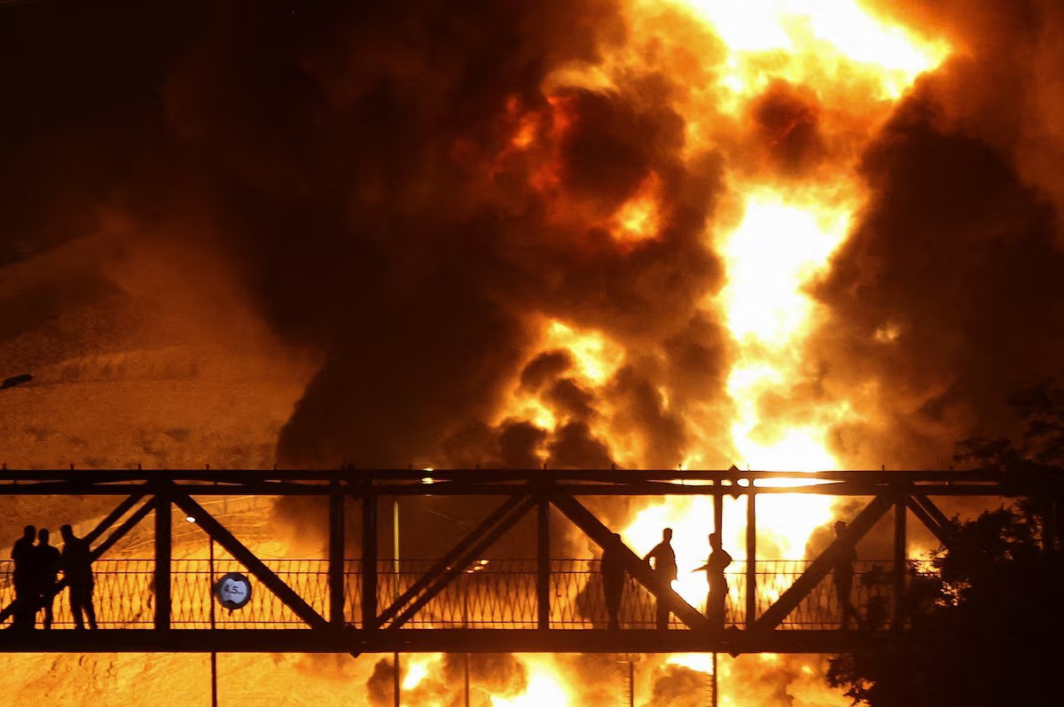 Cơ sở lọc dầu của Iran bị Israel tấn công đêm 14/6 (ảnh: Reuters)