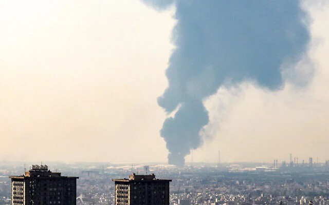 Khói đen bốc lên gần một nhà máy lọc dầu ở phía nam Tehran, khi Israel tuyên bố tiến hành vụ tập kích mới (ảnh: AFP)