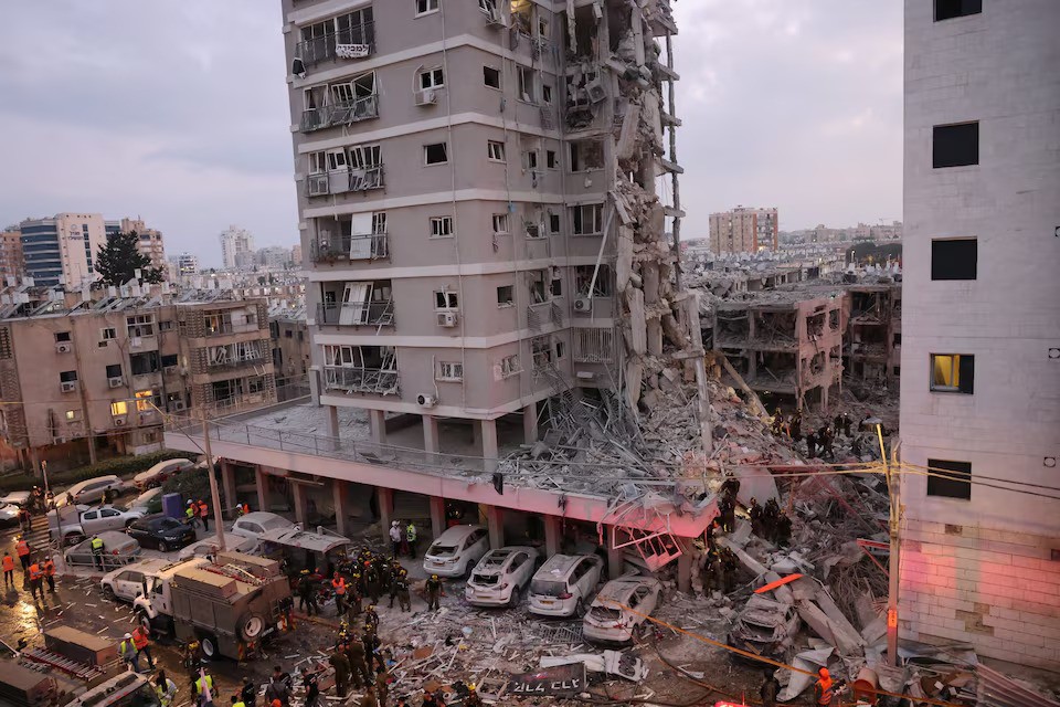 Cảnh tượng đổ nát ở miền Trung Israel sau đòn tập kích của Iran hôm 14/5 (ảnh: Reuters)