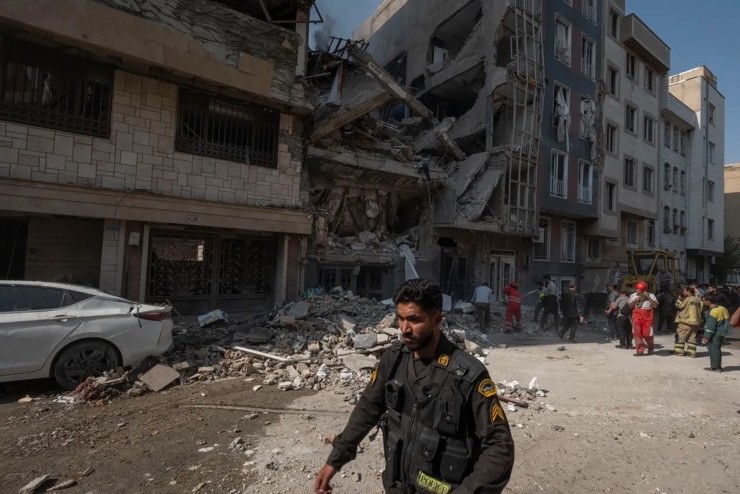 Một tòa nhà bị hư hại ở Tehran, Iran sau cuộc không kích của Israel. Ảnh: NurPhoto.