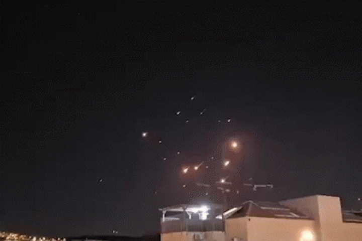 Giây phút ' mưa tên lửa Iran ' dội xuống thành phố Israel