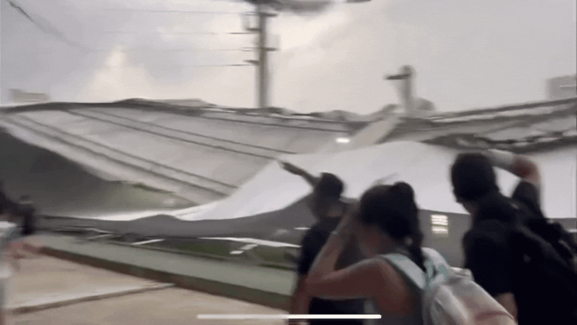 Chiều 15/6, sân thể thao pickleball trên đường Phạm Hùng (quận Nam Từ Liêm, Hà Nội) bất ngờ bị đổ sập do mưa dông kèm gió mạnh.