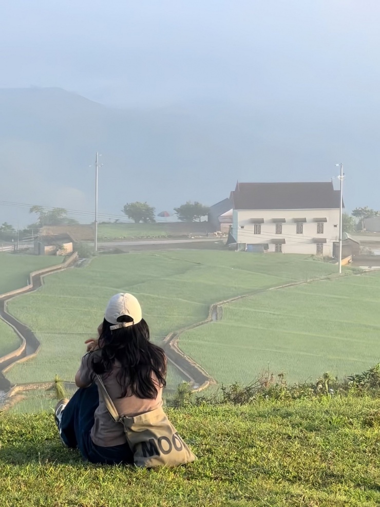 Chiều đến, mặt trời khuất dần sau những rặng núi, để lại bầu trời rực rỡ ánh cam, tím và vàng – khiến không gian càng thêm lãng mạn, thơ mộng. Đây chính là khoảnh khắc lý tưởng cho những ai muốn “tạm dừng thế giới”, chỉ để hít thở thật sâu và lưu lại những tấm hình kỷ niệm không đâu có được. Ảnh Luong Phuc
