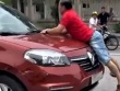 Công an làm việc với tài xế và người đàn ông bám vào capo ô tô chạy giữa phố