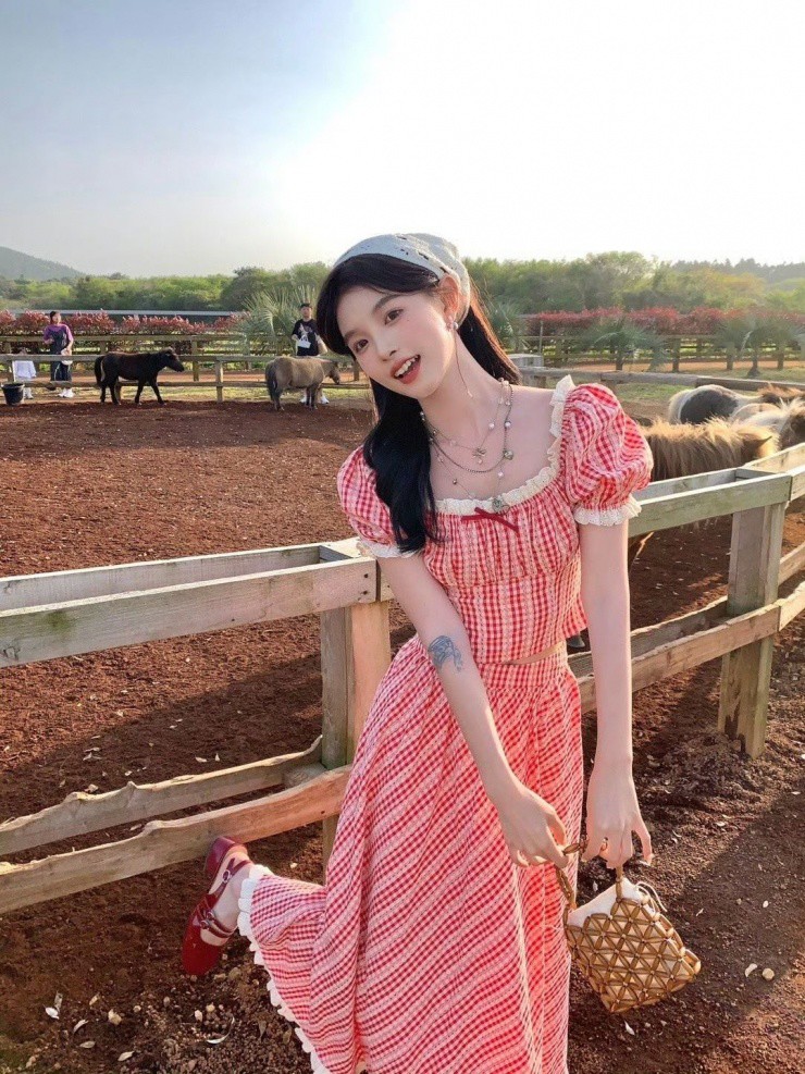 Nằm trong xu hướng hot còn có trang phục kẻ caro. Họa tiết tương đối dễ mặc, đem tới vẻ trẻ trung và không lỗi thời. Bạn nên chọn kẻ nhỏ giúp tạo hiệu ứng hình thể gọn gàng.