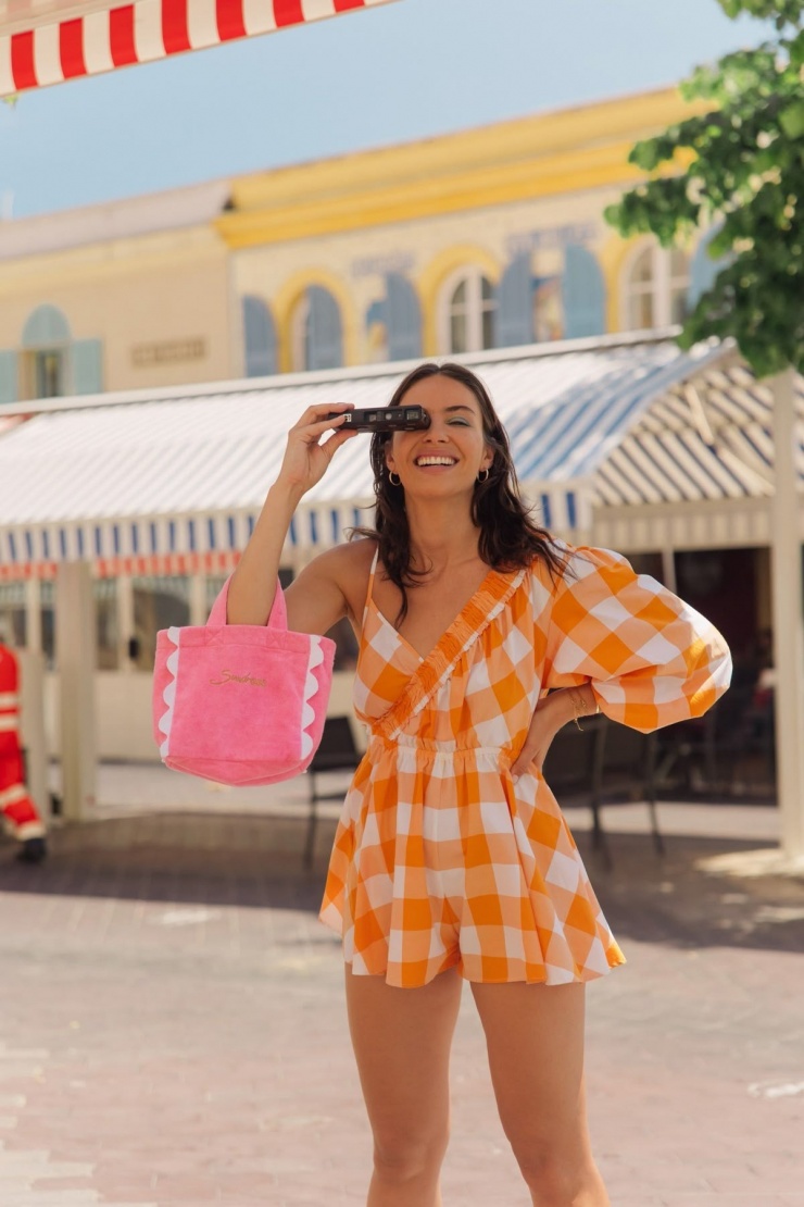 Các nhà mốt còn đẩy mạnh jumpsuit cho kỳ nghỉ 2025. Trang phục có ưu điểm tiện lợi, không mất thời gian phối đồ mà vẫn có được vẻ ngoài thời trang.