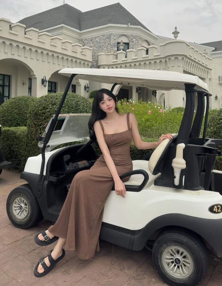 Thiết kế hai dây thịnh hành ở thập niên 1990 là món đồ cơ bản thường có trong tủ đồ của phụ nữ. Chúng được yêu thích vì tiện lợi, có thể mặc suốt bốn mùa với cách phối đa dạng. Là một trong những người chuộng kiểu dáng này, hoa hậu Thanh Thủy chọn váy nâu chất liệu thun co giãn, kết hợp mốt "sandals của bố" trong một kỳ nghỉ.