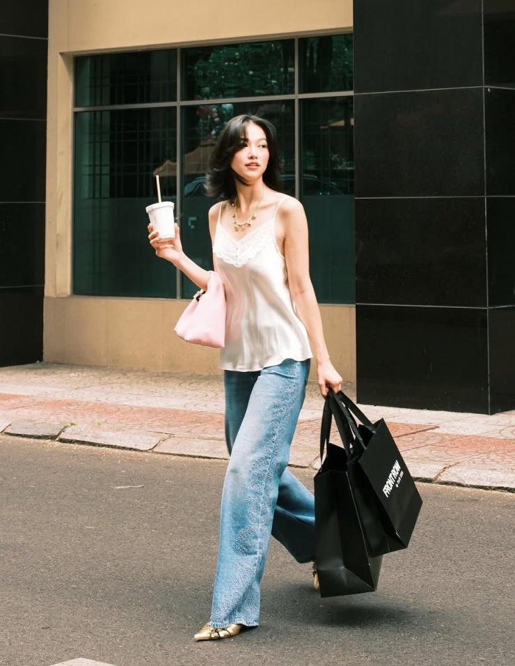 Người đẹp còn có một chiếc áo ngủ bằng lụa đắp ren. Để bộ cánh toát lên vẻ sang trọng, cô kết hợp quần jeans, giày kitten và túi Marc Jacobs.