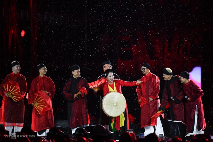 Nghệ sĩ Thu Huyền (giữa) hát Đào liễu cùng dàn nghệ sĩ. So với các concert trước, khách mời được rút gọn, chỉ còn nghệ sĩ Thu Huyền và nghệ sĩ Hữu Quốc.