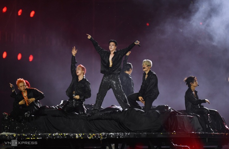  Nhóm  Chín Muồi hát Let Me Feel Your Love  Tonight với phần vũ đạo gợi cảm.  