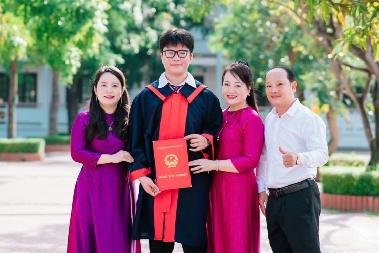 Lê Bảo Trung (đỗ lớp chuyên Toán và chuyên Anh Trường THPT Chuyên Hà Tĩnh) chụp ảnh kỷ yếu cùng cô giáo Nguyễn Thị Hồng Hải (ngoài cùng bên trái) và bố mẹ em. Ảnh: CTV