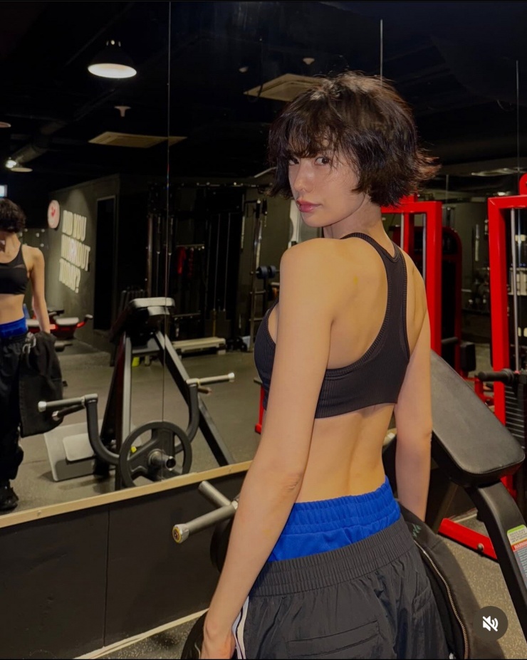 12 lần lọt top đẹp nhất thế giới, được ví như búp bê sống nhưng cô gái này lại gặp "rắc rối" với nhan sắc của chính mình - 3