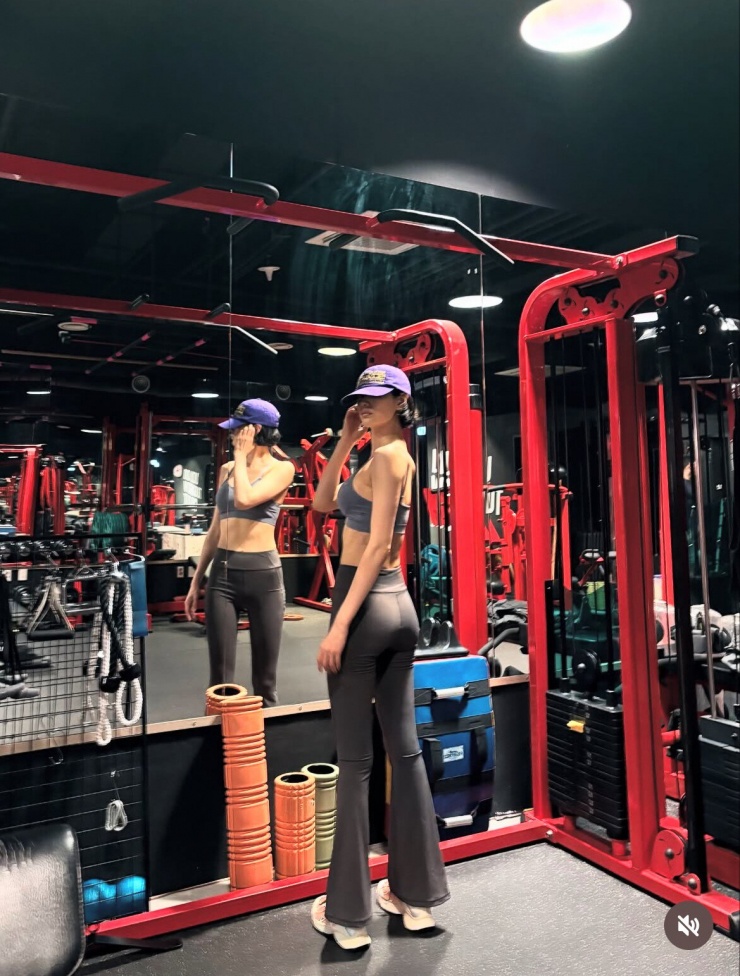 12 lần lọt top đẹp nhất thế giới, được ví như búp bê sống nhưng cô gái này lại gặp "rắc rối" với nhan sắc của chính mình - 5