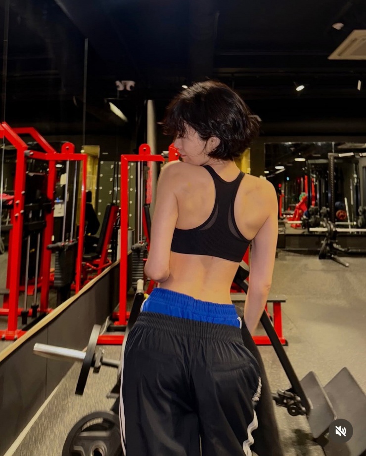 Để tăng hiệu quả đốt cháy calo và cải thiện sức bền, nữ diễn viên còn duy trì thói quen cardio nhẹ nhàng 1 đến 2 lần mỗi tuần, giúp cơ thể linh hoạt và dẻo dai hơn.