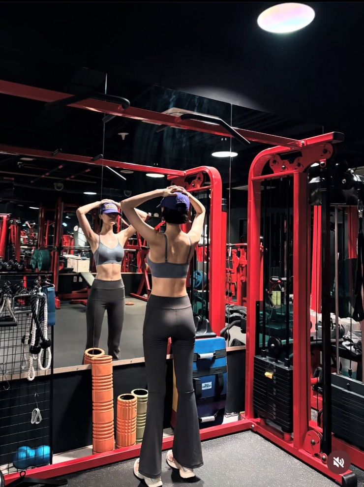 Đặc biệt, bài tập “thương hiệu” của cô chính là thực hiện 100 squats hoặc sit-up mỗi tối, kết hợp cùng đi bộ nâng cao gối… Nhờ sự kiên trì không ngơi nghỉ này, vóc dáng của Nana luôn duy trì ở trạng thái lý tưởng, đầy sức sống và năng lượng.