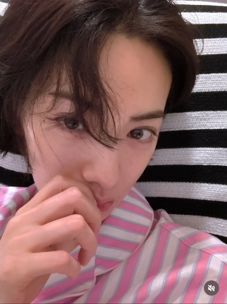 Chính sự thoải mái và “giải phóng” làn da khỏi lớp trang điểm mỗi ngày là một trong những yếu tố quan trọng giúp Nana duy trì được làn da sáng khỏe, mịn màng và căng tràn sức sống ở tuổi U40.