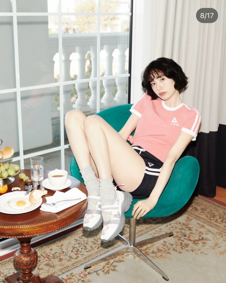 12 lần lọt top đẹp nhất thế giới, được ví như búp bê sống nhưng cô gái này lại gặp "rắc rối" với nhan sắc của chính mình - 11