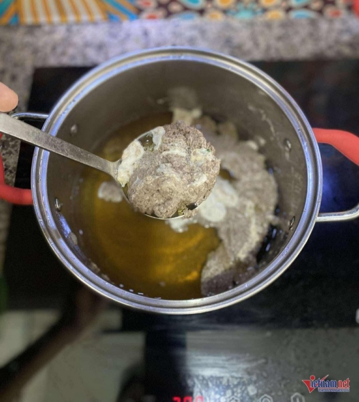 Đặc sản chui ra từ đất, đêm soi đèn 1 tiếng bắt được vài kg, nấu canh mát rượi - 3