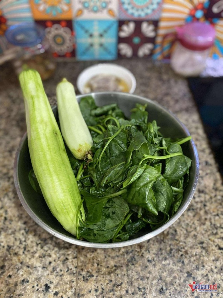 Đặc sản chui ra từ đất, đêm soi đèn 1 tiếng bắt được vài kg, nấu canh mát rượi - 5