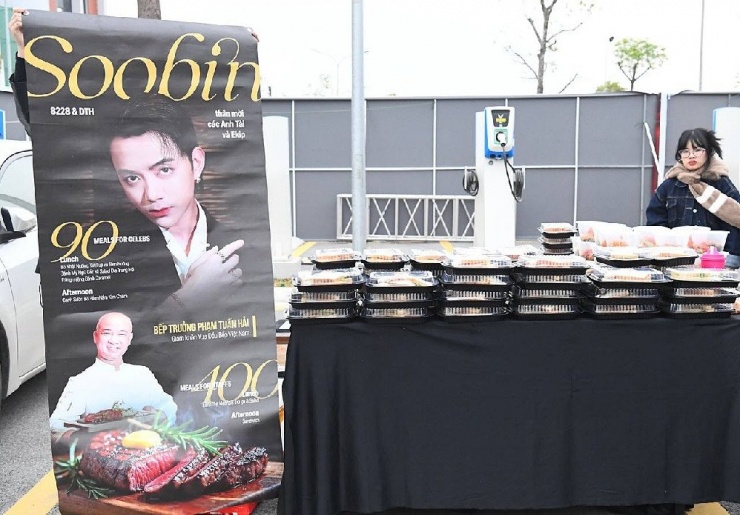 Quầy thức ăn của fandom SOOBIN tại concert 'Anh trai vượt ngàn chông gai'.