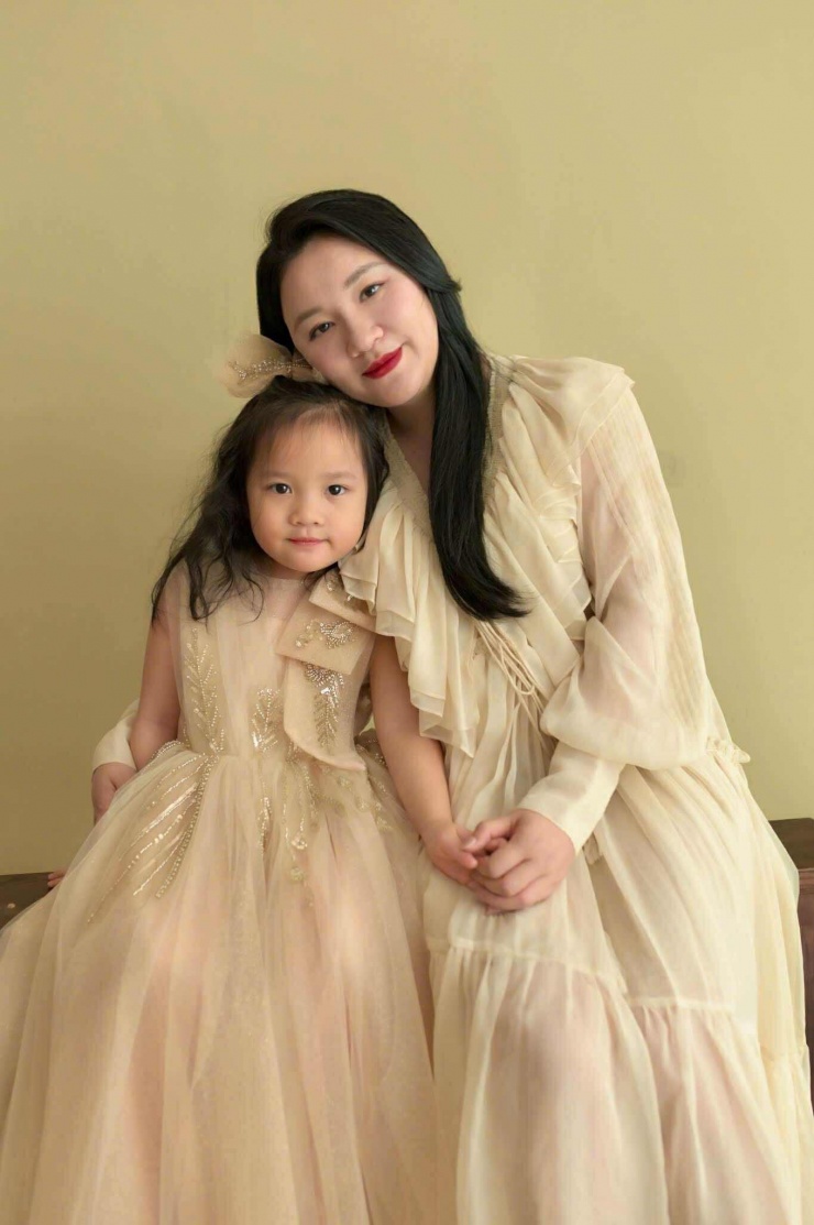 Chị Trang và con gái Tuệ Anh. Ảnh: NVCC