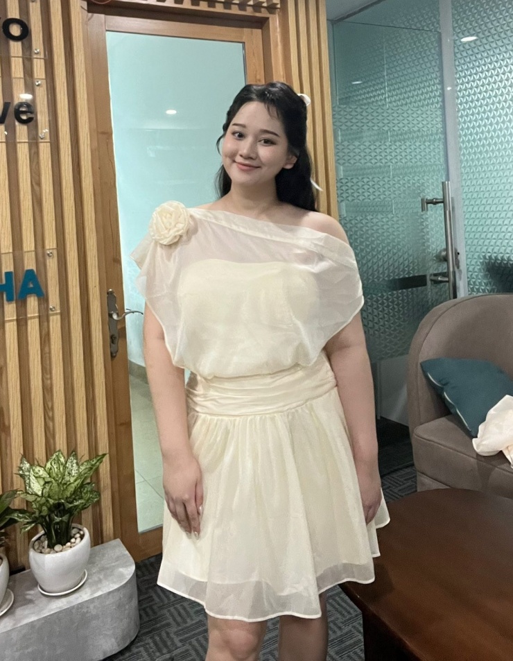Váy cocktail xuyên thấu lệch vai đính hoa 3D giúp cô tăng vẻ duyên dáng.