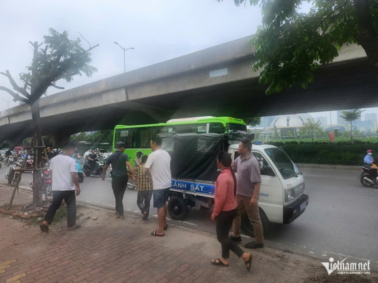 Cơ quan chức năng đưa tài xế taxi, xe ôm cùng bị hại ra hiện trường.