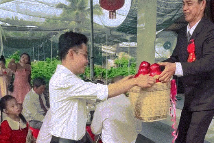 Dàn tráp ăn hỏi độc lạ từ vải, nhãn ở Bến Tre khiến khách bỏ tiệc chạy ra xem