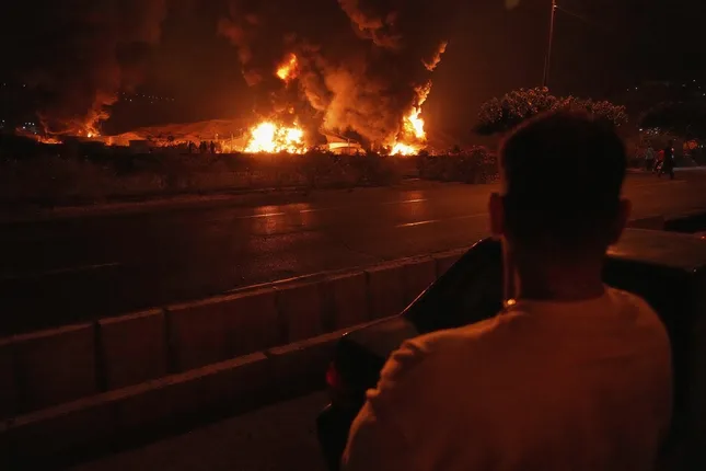 Đám cháy lớn bốc lên từ cơ sở dầu khí của Iran ở Tehran, sau cuộc tấn công của Israel vào sáng sớm ngày 15/6. (Ảnh: AP)