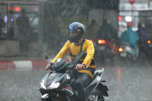 Miền Bắc tiếp tục có mưa dông trong chiều tối và đêm nay (16/6).