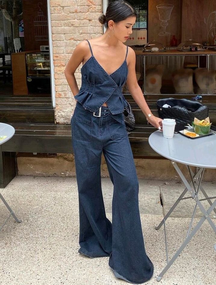 Trong các chuyến du lịch, diện cả bộ denim cũng là một cách để tạo sự khác biệt thay vì các loại đầm maxi.