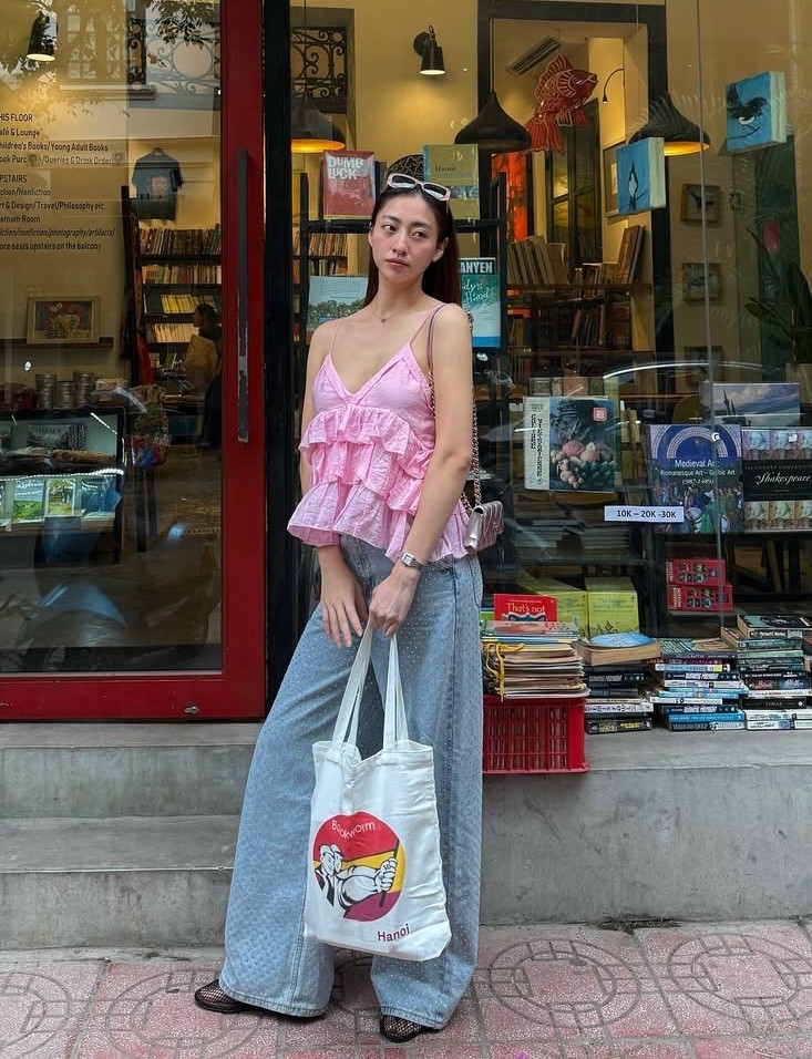 Thời trang đường phố của hoa hậu Lương Thùy Linh với áo babydoll, quần ống rộng và giày búp bê lưới - mốt hot hai năm nay.