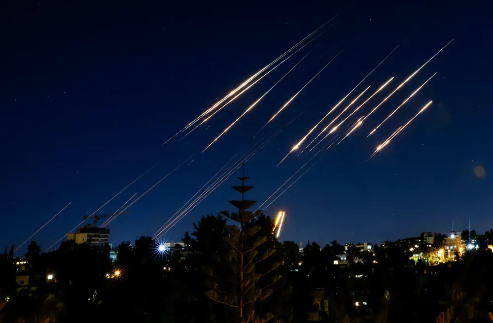 Tên lửa do Iran bắn trên bầu trời Jerusalem (Israel) hôm 14-6 trong cuộc xung đột Iran-Israel. Ảnh: AFP