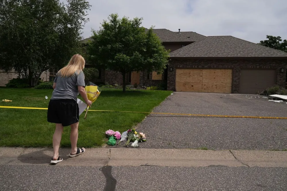 Người dân đặt hoa trước nhà Hạ nghị sĩ bang Minnesota Melissa Hortman. Ảnh: CNN