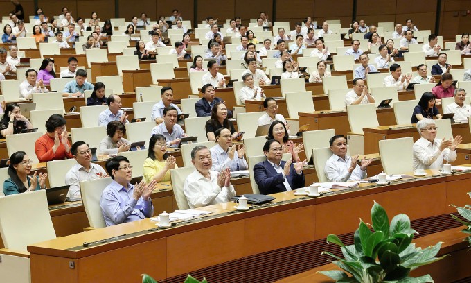 Lãnh đạo Đảng, Nhà nước và các đại biểu Quốc hội thông qua Nghị quyết sửa đổi, bổ sung một số điều của Hiến pháp năm 2013. Ảnh: Hoàng Phong