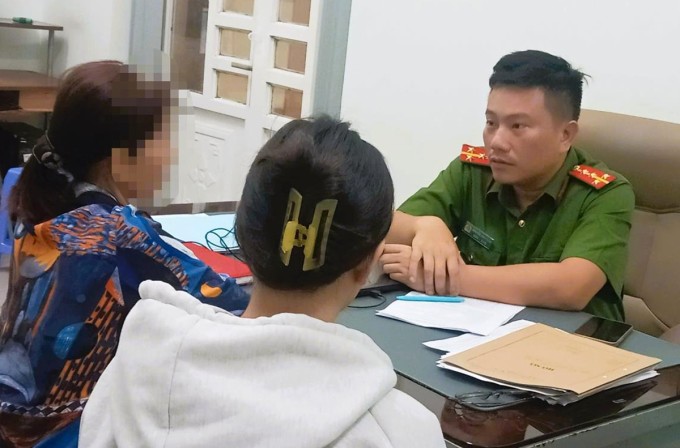 Công an làm việc với hai mẹ con nạn nhân. Ảnh: Công an Đồng Nai