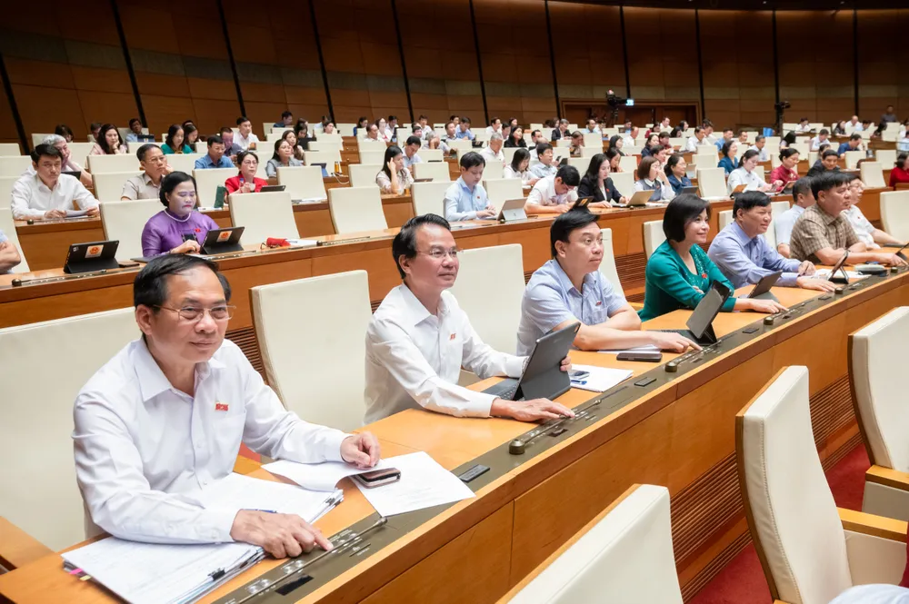 Các đại biểu biểu quyết thông qua Luật Tổ chức chính quyền địa phương sửa đổi. Ảnh: PHẠM THẮNG