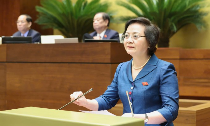 Bộ trưởng Nội vụ Phạm Thị Thanh Trà báo cáo trước khi Quốc hội bấm nút thông qua. Ảnh: Hoàng Phong