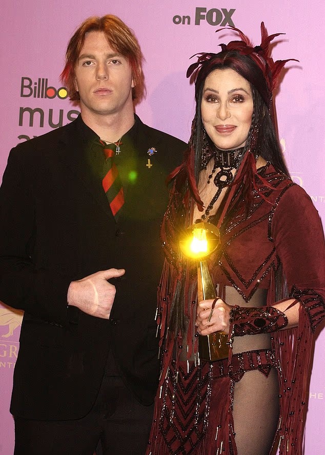 Cher và con trai Elijah năm 2002. Ảnh: Wire