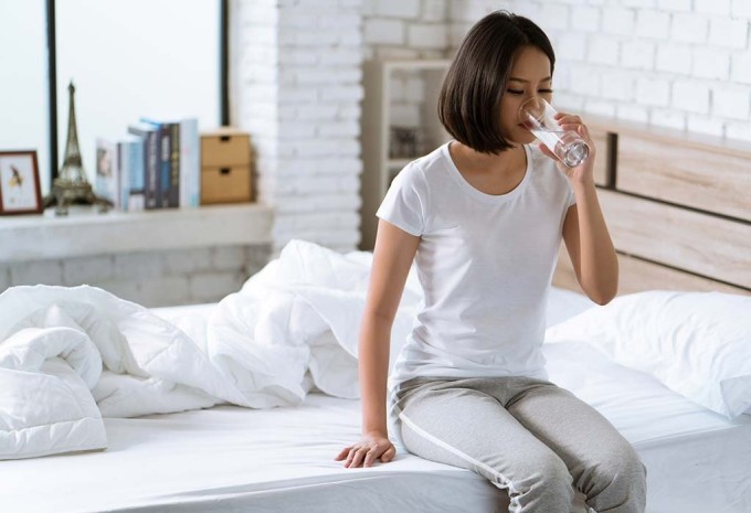 Uống đủ nước không chỉ giúp quá trình trao đổi chất diễn ra tốt hơn mà còn đóng vai trò quan trọng trong việc điều chỉnh cảm giác thèm ăn.