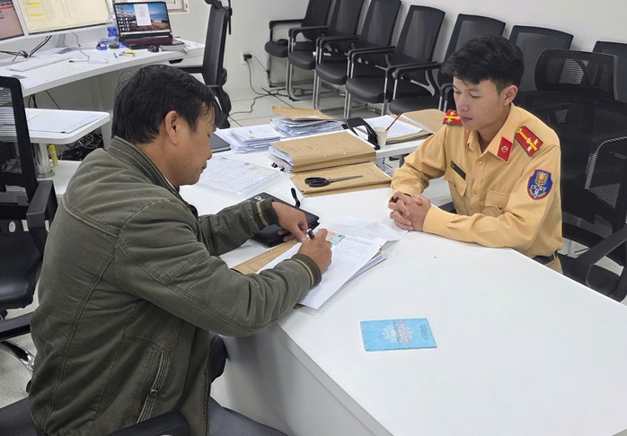 Tài xế Nguyễn Tiến Thành trình bày lý do vượt đèn đỏ.