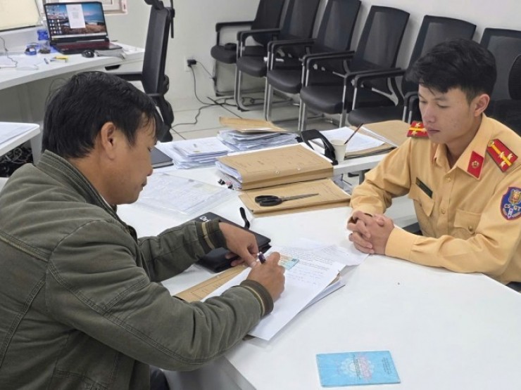 Lý do CSGT Lâm Đồng biểu dương tài xế 2 lần… vượt đèn đỏ