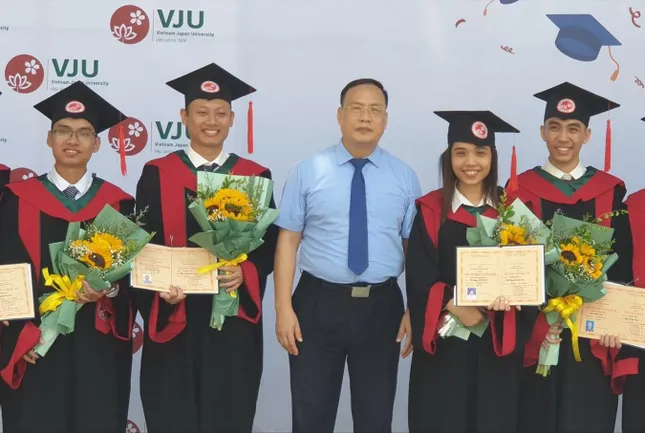 GS Nguyễn Đình Đức cùng sinh viên trong lễ tốt nghiệp Ảnh: NVCC