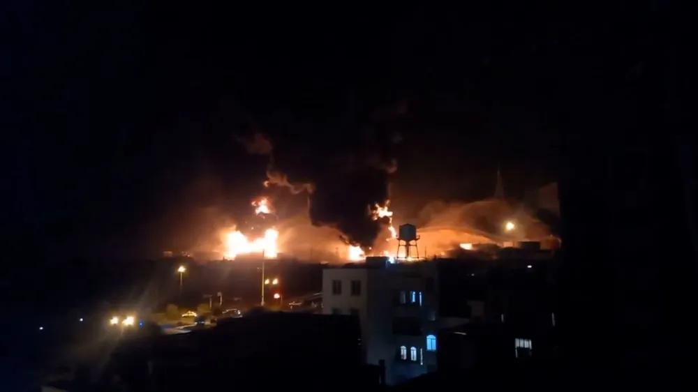 Một cảnh quay từ video cho thấy kho dầu Sharhan bốc cháy gần Tehran vào ngày 14-6. Ảnh: Faytuks Network/X