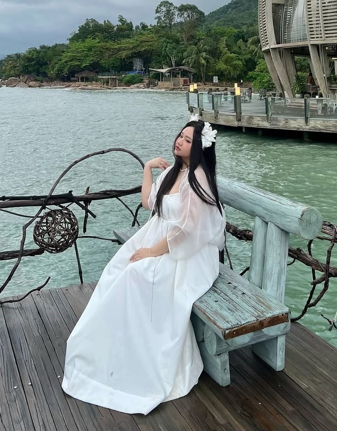 Trong một chuyến đi chơi, Trúc Anh diện đầm lụa, che cánh tay và vai bằng áo xuyên thấu. Trúc Anh nói sau tăng cân đột ngột cô bị rạn da. "Nếu như trước đây tôi sẽ lo sợ, không muốn ai nhìn thấy phần cơ thể đó. Tôi đã quên rằng chúng ta cần yêu thương và tự tin với cơ thể, đó mới là điều quan trọng nhất", cô nói.