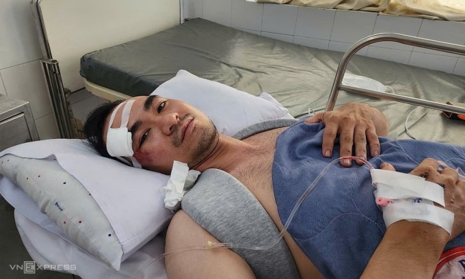 Anh Đoan nằm điều trị tại bệnh viện sau tai nạn, sáng 16/6. Ảnh: Đình Văn
