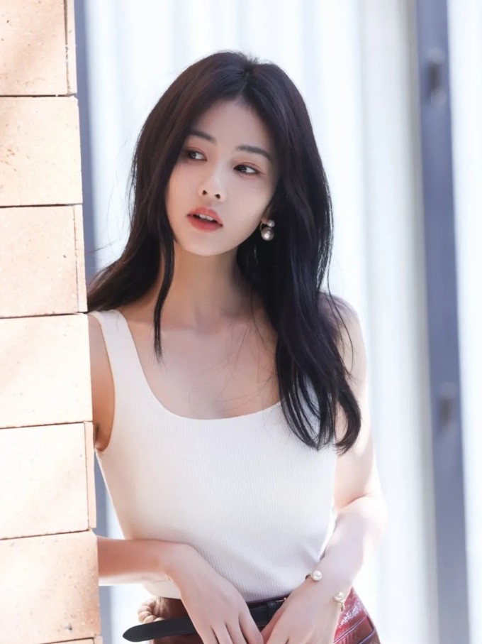 Bạch Lộc là gương mặt đại diện cho nhiều thương hiệu mỹ phẩm danh tiếng. Ảnh: Instagram bmybailublue